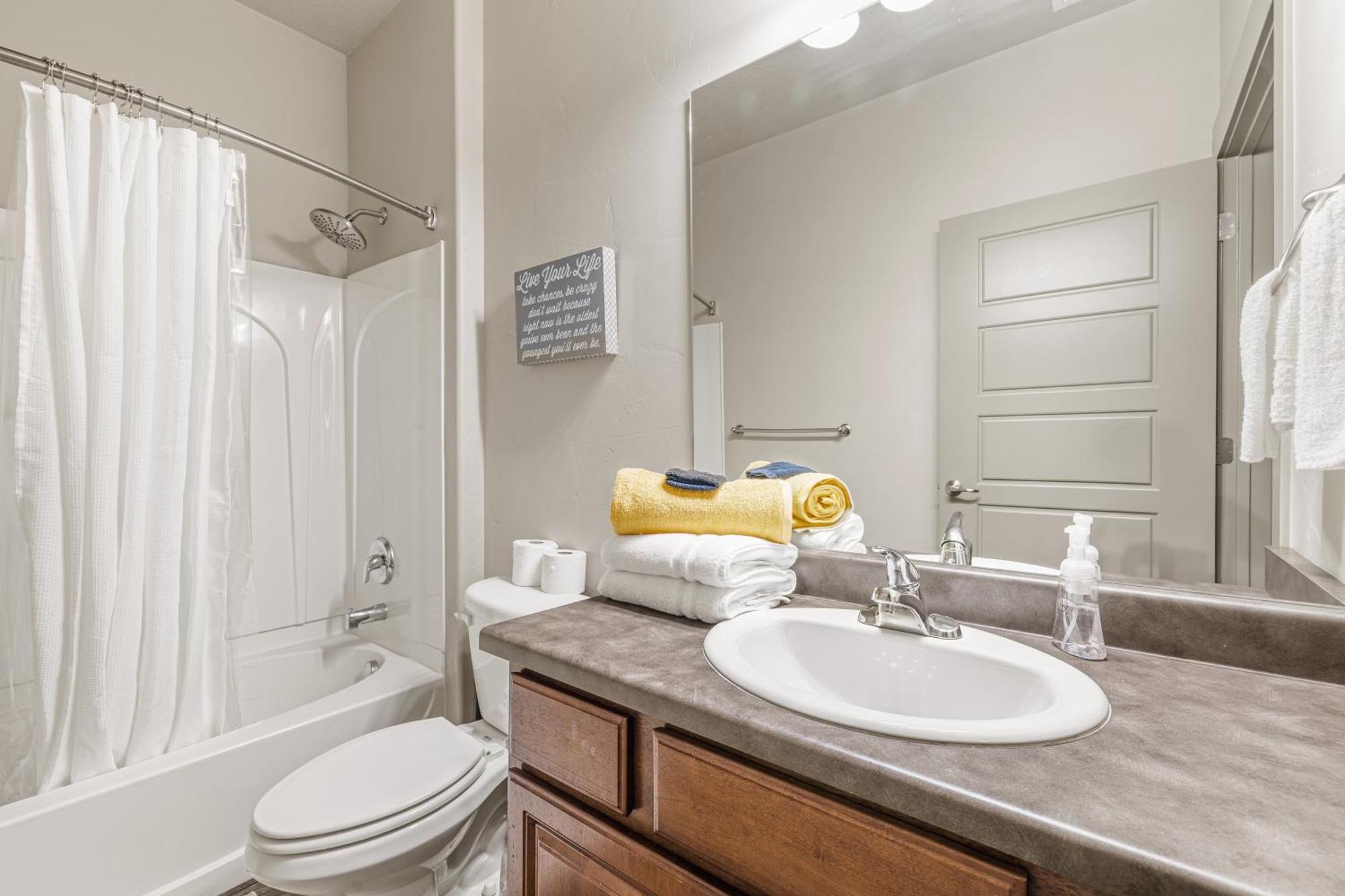 Butterfly Themed Kings Apartment With Private Garage & Access To Lux Hot Tub, Bbq & Gym South Jordan Exterior foto